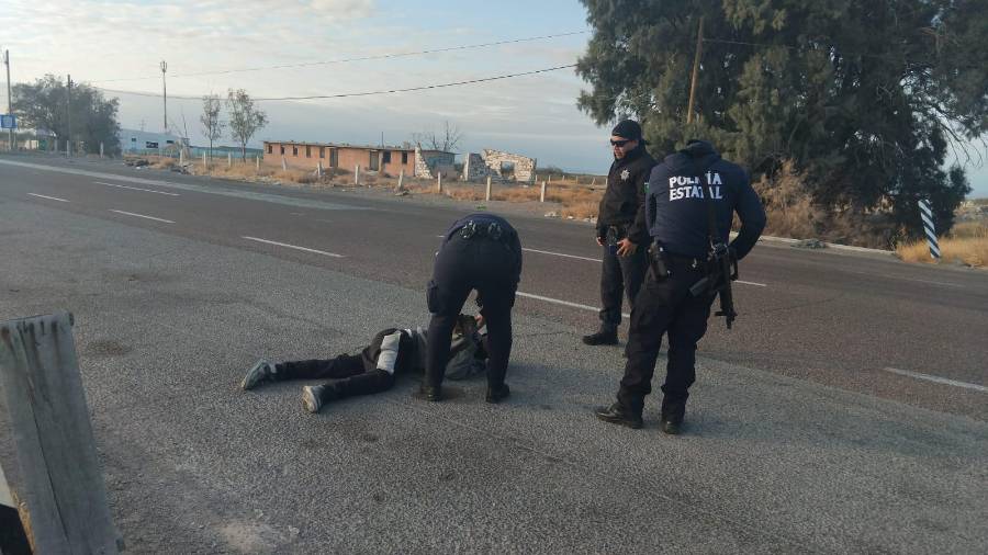 Elementos de la Policía del Estado intervinieron de manera oportuna para poner a salvo al joven que se arrojaba al paso de los vehículos, evitando una tragedia en esta transitada vía.