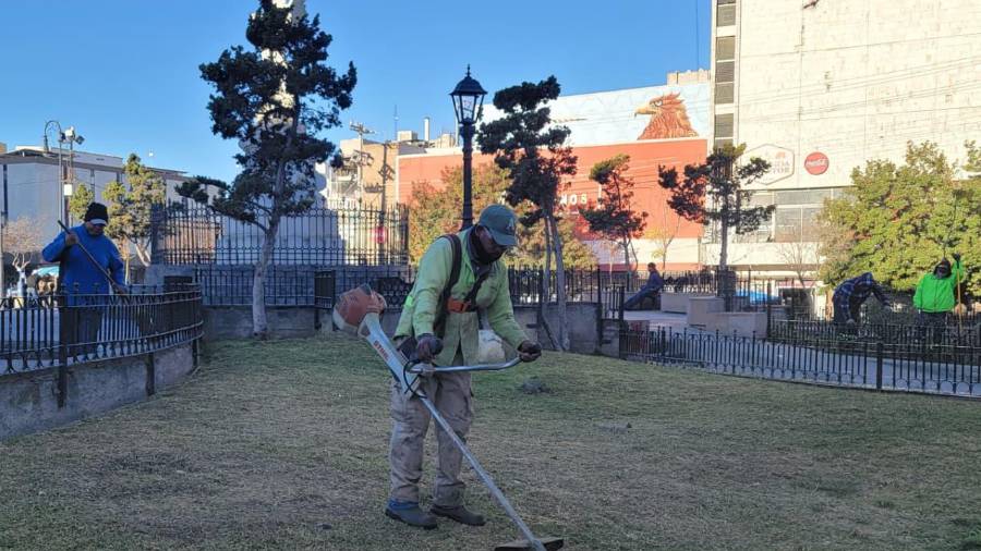 Realizan cuadrillas trabajos de deshierbe y limpieza profunda en la plaza pública.