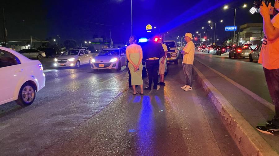 El momento del accidente ocurrió cuando el peatón perdió el equilibrio en el camellón central y fue alcanzado por una camioneta Ford Lobo, lo que generó la movilización de cuerpos de emergencia y personal de Tránsito Municipal en la zona.