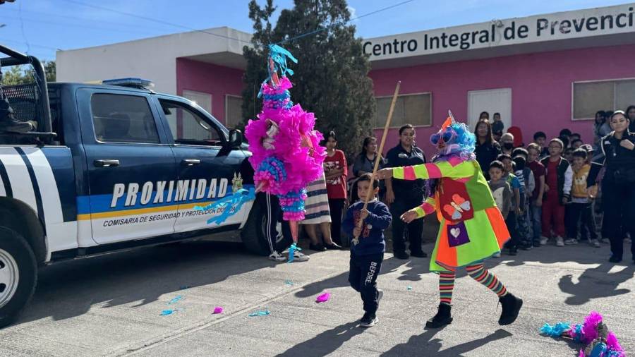 En la colonia Pueblo Insurgente, niñas y niños recibieron juguetes donados y rompieron piñatas.