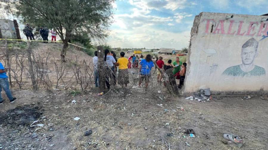 Autoridades estatales y cuerpos de auxilio acudieron al sitio donde un menor perdió la vida por ahogamiento.
