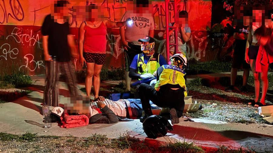 Vecinos del sector auxiliaron al herido tras escuchar sus gritos y lo trasladaron a una zona segura mientras solicitaban el apoyo de los cuerpos de emergencia.