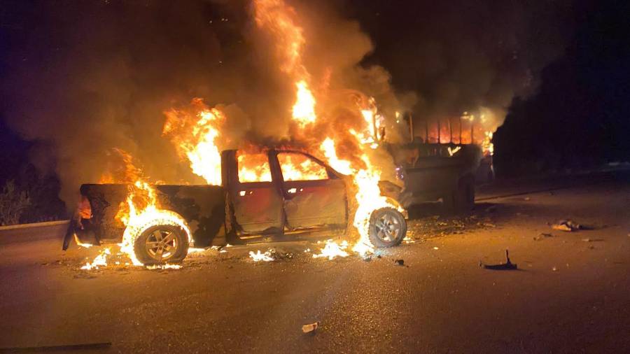 Las unidades involucradas en el choque frontal quedaron envueltas en fuego durante la madrugada.