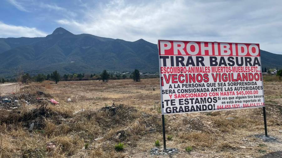 El letrero ciudadano, con una inversión de 2 mil 600 pesos, advierte sobre multas de hasta 45 mil pesos por tirar desechos en la zona.