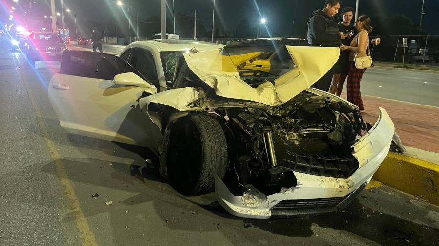 El percance dejó únicamente daños materiales tanto en el automóvil deportivo como en el camión, situación que permitió que las labores de atención concluyeran sin mayores complicaciones para los ocupantes.
