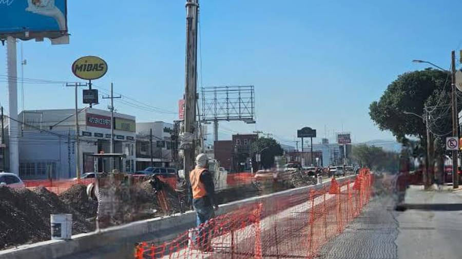 Trabajos de interconexión del drenaje sanitario se mantienen sobre el bulevar Independencia como parte de la construcción del Sistema Vial Abastos-Independencia; las maniobras obligaron a implementar desvíos temporales en la zona.
