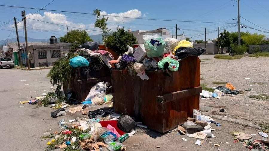 Contenedores saturados y residuos acumulados forman parte de los reportes ciudadanos sobre el servicio de recolección en Monclova.