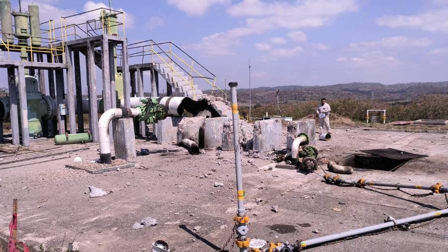 La explosión de un ducto de Pemex, ubicado en Loma Larga, municipio de El Barrio de la Soledad, en la región del Istmo de Tehuantepec, Oaxaca, dejó un saldo preliminar de tres personas fallecidas y seis lesionadas.