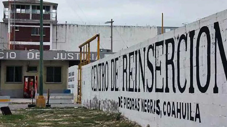 El hombre fue entregado por autoridades migratorias a elementos de la Agencia de Investigación Criminal, quienes procedieron con las acciones legales correspondientes para ponerlo a disposición de las autoridades judiciales.