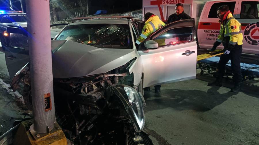 El Nissan Sentra terminó severamente dañado tras impactarse contra una luminaria en Ramos Arizpe.