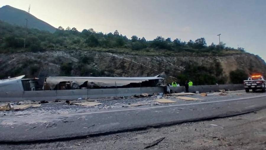La circulación en la carretera federal 57 permaneció afectada durante más de dos horas mientras se retiraban las unidades y los objetos esparcidos.