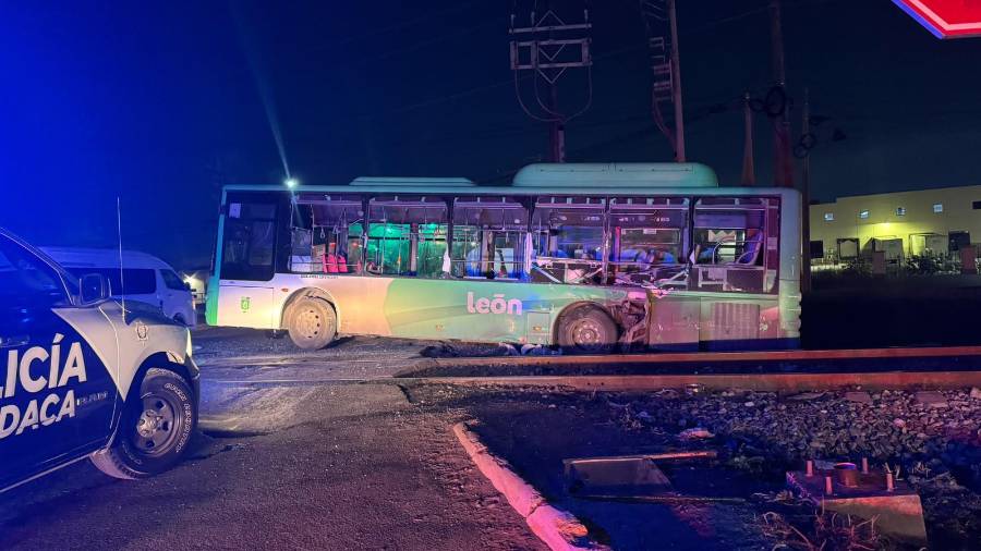 Conductor de ruta urbana se distrae y termina impactado por el tren en NL