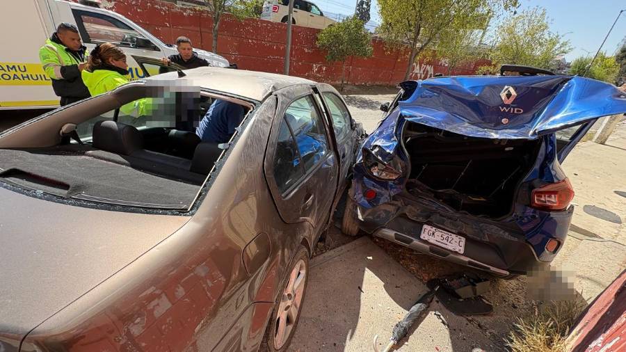 El vehículo terminó volcado tras descender el puente sobre Eulalio Gutiérrez.