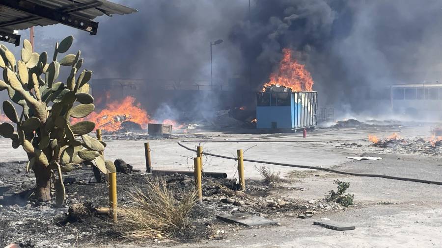 Humo. El incendio fue visible desde diversos puntos de Saltillo y Arteaga debido a la combustión de residuos industriales.