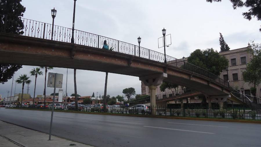 Los dos puentes peatonales instalados en el bulevar Venustiano Carranza se integran de manera armónica al entorno urbano.