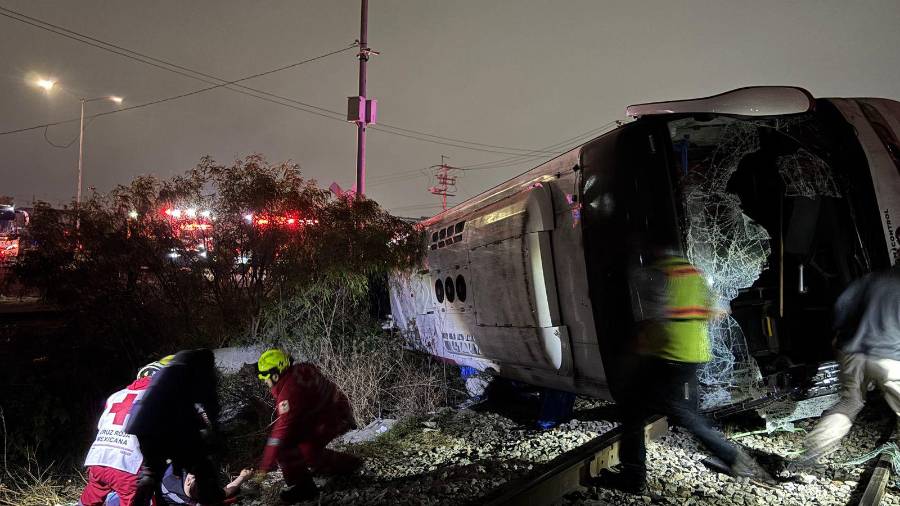 Un trabajador falleció luego de que la unidad en la que viajaba fuera impactada por el tren, en el cruce de Nazario Ortiz Garza y Vito Alesio Robles.