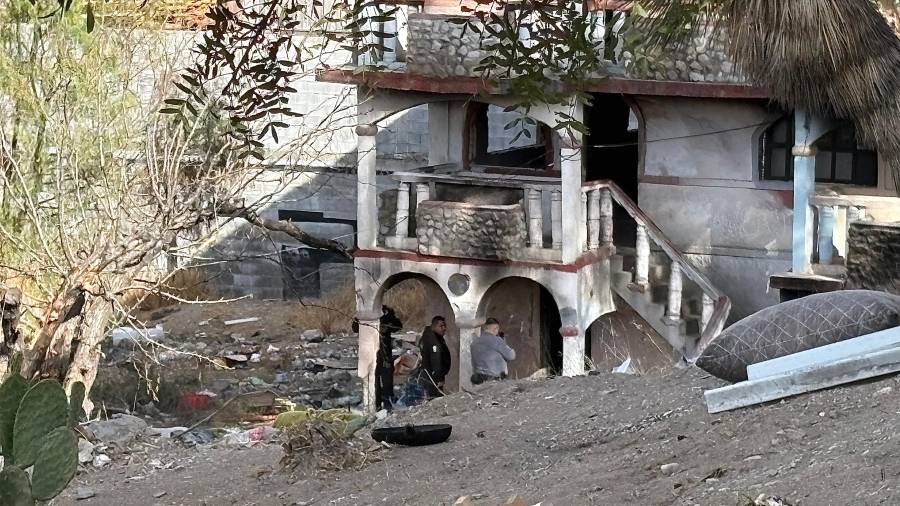 El cuerpo del hombre, de entre 40 y 45 años, fue encontrado en el viejo edificio por elementos policiacos.