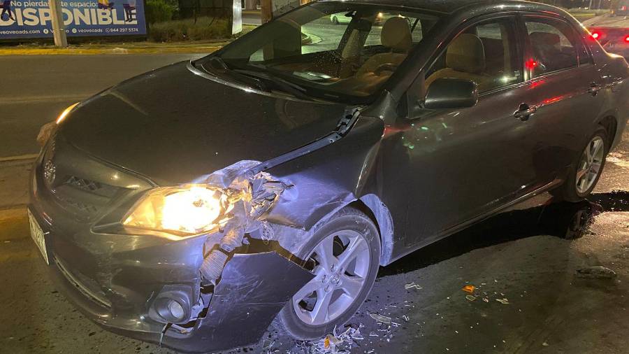El conductor del Toyota Corolla perdió el control del volante y brincó el camellón central en el cruce de Venustiano Carranza y Colosio.