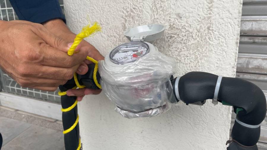 Personal de SIMAS recomendó a los usuarios colocar correctamente el aislante y reforzar la protección de la tubería exterior para evitar fugas y gastos adicionales por heladas.