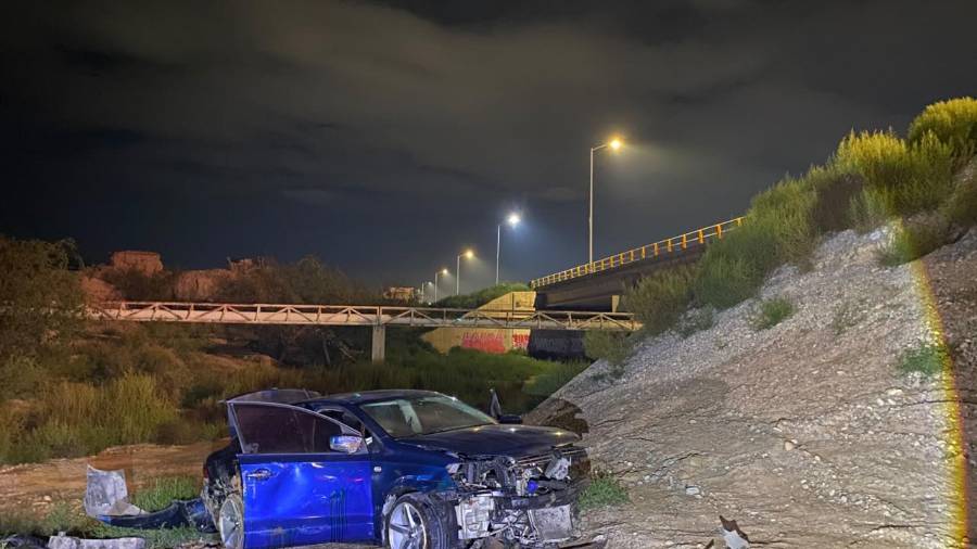 El Volkswagen Vento terminó volcado al fondo de un arroyo en Prolongación Nazario Ortiz Garza.