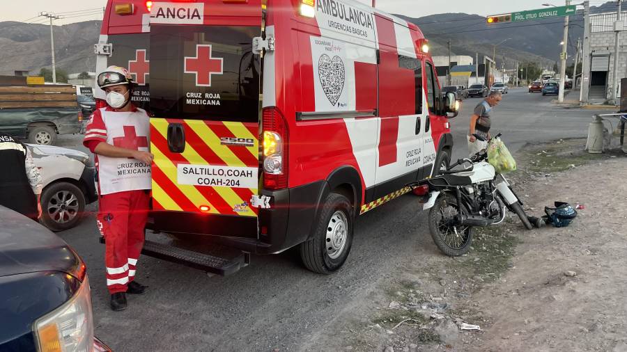Paramédicos de la Cruz Roja atendieron a los jóvenes de 28 años en el lugar del accidente.