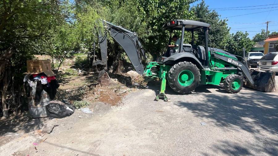 Maquinaria pesada es utilizada para el retiro de lodo y basura arrastrados por la corriente.