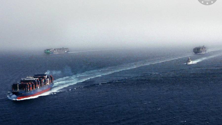 Buques mercantes transitan por el mar Rojo bajo la protección de la fragata italiana BERGAMINI, como parte de la operación de la Unión Europea EUNAVFOR Aspides en el mar Rojo, el océano Índico y el Golfo.