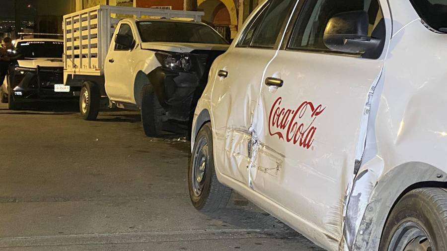 Elementos de Tránsito Municipal acudieron al lugar para tomar conocimiento del percance, confirmando que no se registraron personas lesionadas, únicamente daños materiales en las unidades involucradas.