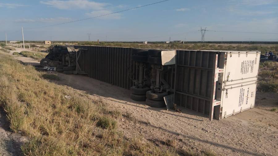 La pesada unidad quedó recostada a un costado de la carretera, lo que obligó a implementar maniobras para su retiro y evitar mayores afectaciones a la circulación vehicular.