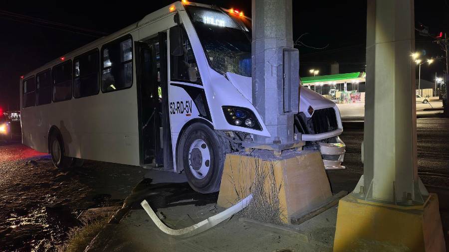 La unidad de transporte de personal terminó impactada contra un poste metálico en el cruce del libramiento Óscar Flores Tapia y el bulevar Jesús Valdés Sánchez.