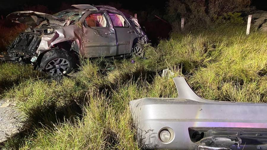 Una camioneta GMC Yukon gris terminó sobre la terracería tras salir del camino y dar varias volteretas en la carretera Saltillo-Torreón.