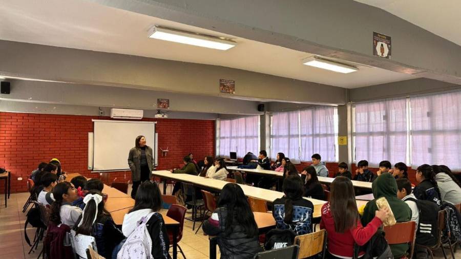 El Instituto Municipal de las Mujeres imparte pláticas de prevención de la violencia en instituciones educativas de Saltillo.