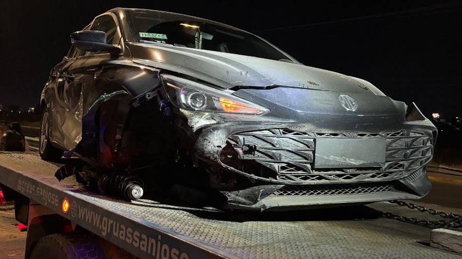 La unidad terminó en sentido contrario tras dar un giro de 180 grados, bloqueando parcialmente la circulación de madrugada.