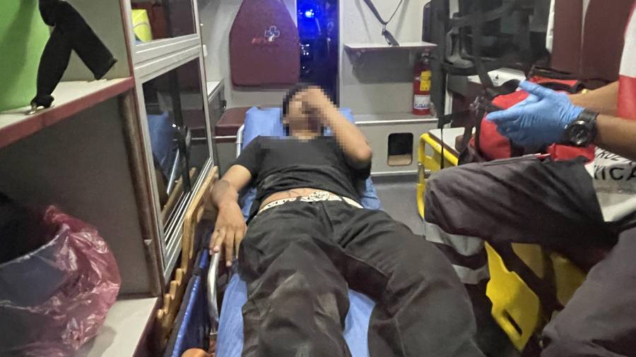 El joven motociclista presentó una lesión en la pierna derecha, por lo que sus familiares solicitaron esperar la intervención de la aseguradora para obtener un pase médico que permitiera realizar estudios especializados y descartar posibles fracturas.