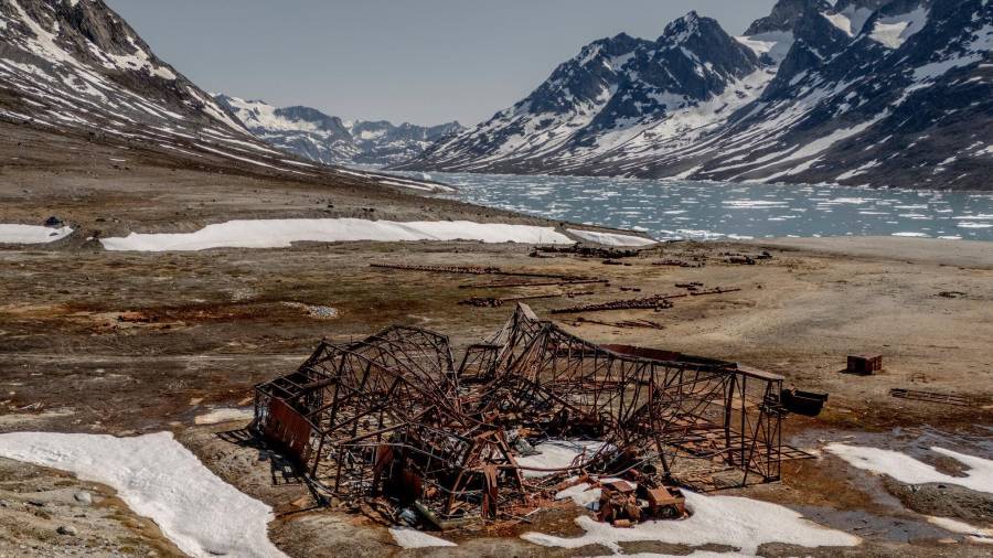 Restos de antiguas instalaciones militares en Groenlandia; durante la Segunda Guerra Mundial y la Guerra Fría, Estados Unidos llegó a operar más de una decena de bases en la isla.