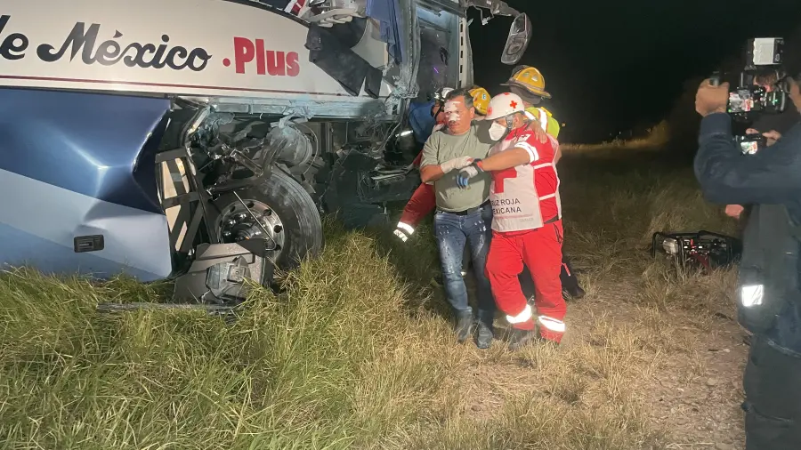 El autobús de Ómnibus de México Plus terminó fuera del camino tras impactarse contra un tráiler.