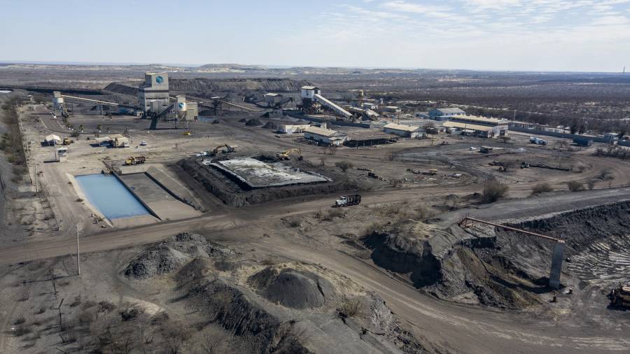 Las maniobras de extracción continúan en condiciones complejas dentro del complejo minero ubicado en San Juan de Sabinas, donde aún permanecen decenas de trabajadores sin localizar.