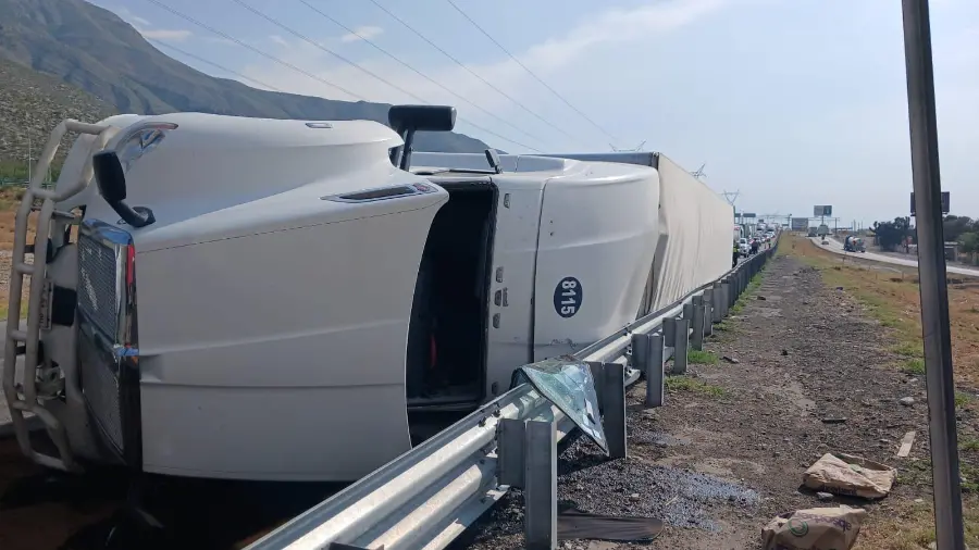 Paramédicos acudieron al lugar para atender al conductor.