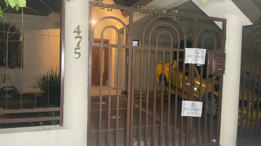 Este domicilio en la colonia Ampliación Real de Peña fue cateado la noche de este lunes tras la investigación que se abrió en donde se considera posible trata de personas.