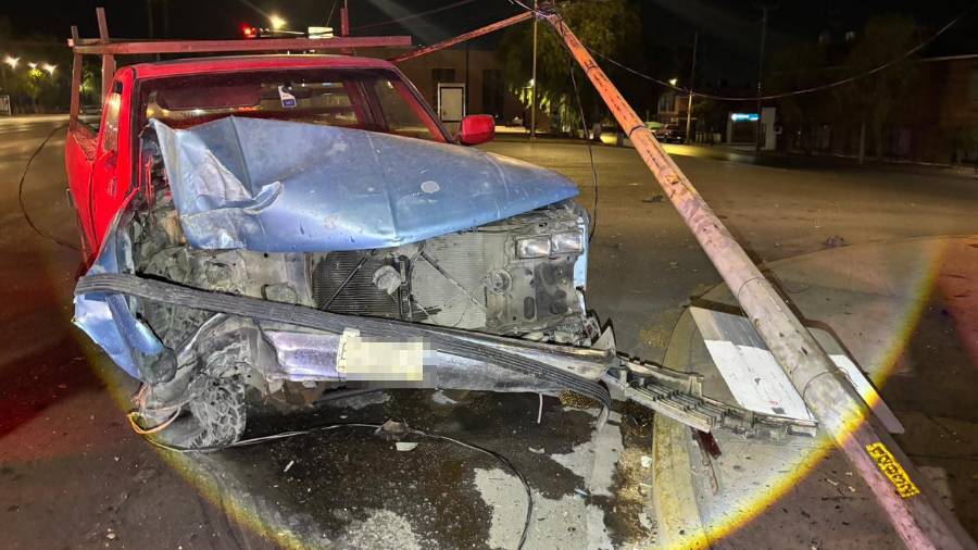 La pick up GMC terminó con el frente destrozado tras derribar la luminaria.