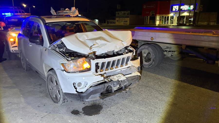 La camioneta Jeep Compass presentó severos daños en la parte frontal tras impactarse contra una Dodge Journey que se encontraba detenida en el cruce con la calle Malasia.