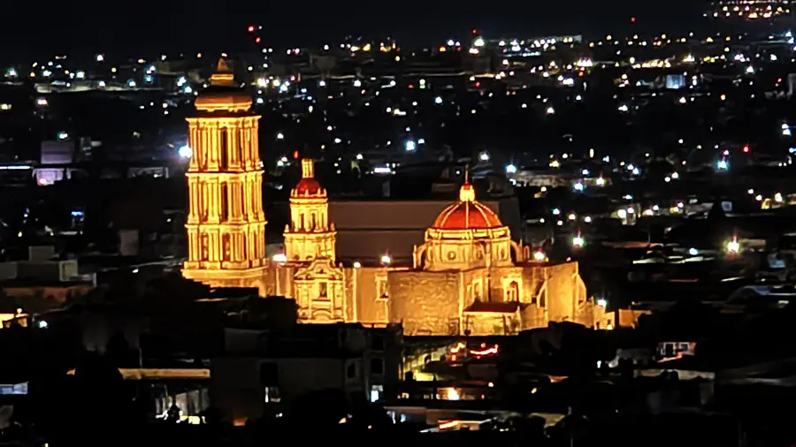 La luz dorada de las tardes otoñales resalta los detalles arquitectónicos en cantera de la Catedral de Santiago y las fachadas icónicas del centro.