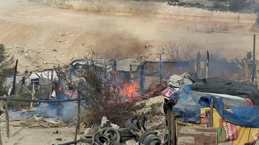 Elementos de bomberos acudieron al lugar para apagar el incendio.