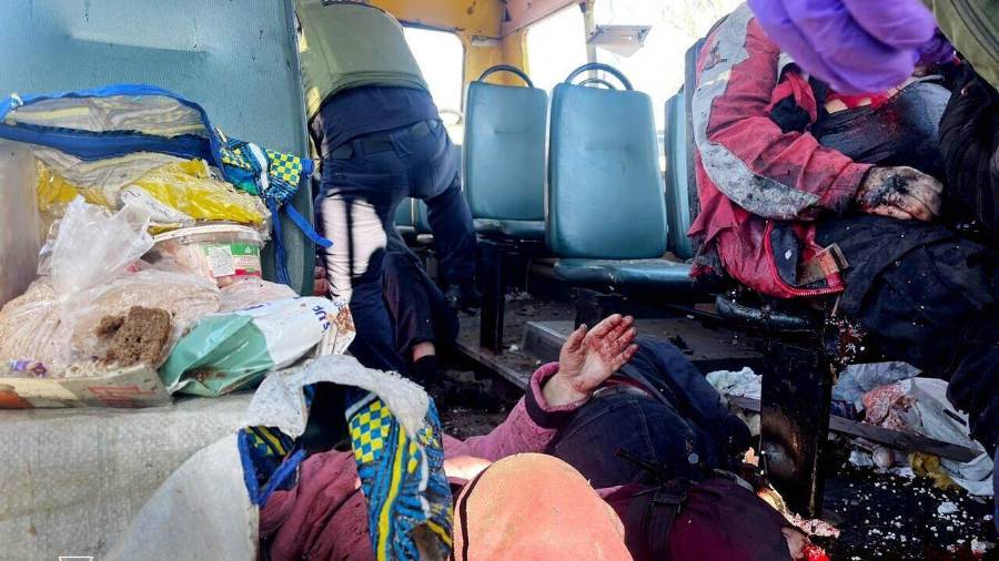 En esta imagen, trabajadores de rescate evacúan a personas heridas de un autobús atacado por un dron ruso en Nikopol, en la región de Dnipropetrovsk, Ucrania.