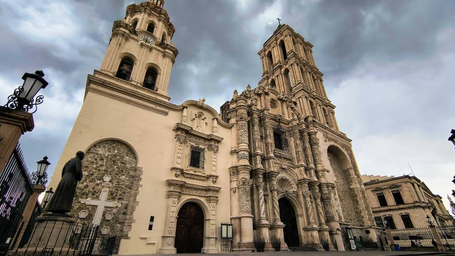 Fieles visitan templos del Centro Histórico de Saltillo durante el Jueves Santo como parte del tradicional recorrido de los Siete Templos.