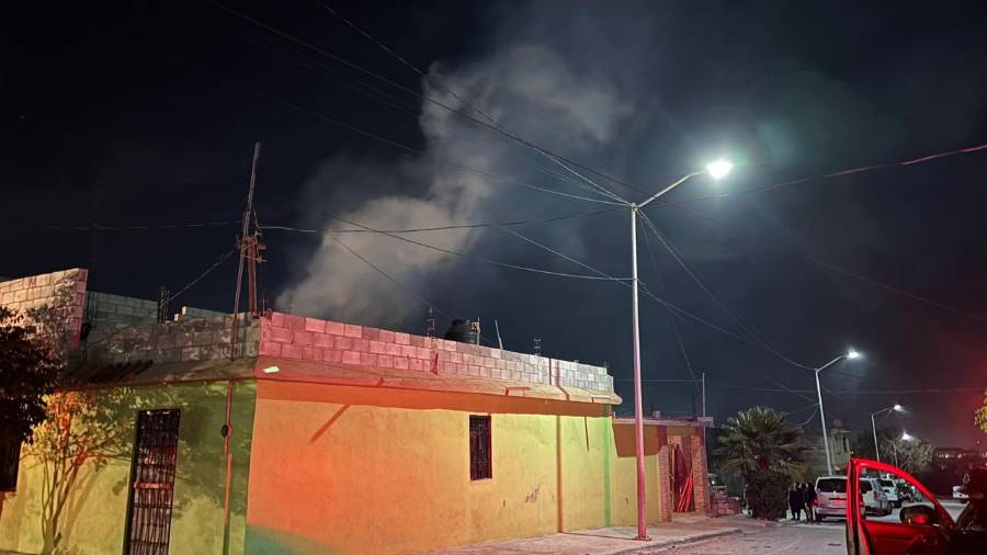 El fuego se propagó entre diversos materiales almacenados en el exterior del domicilio, lo que alertó a vecinos y generó la movilización de los servicios de emergencia.