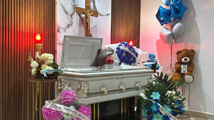 Flores, globos y un osito de peluche rodearon el féretro de Mariana Gómez García durante su velación.