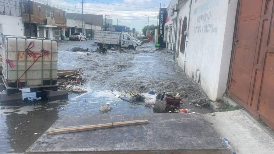 Las lluvias de ayer jueves provocaron se desbrdara un arroyo en la zona centro de Saltillo.