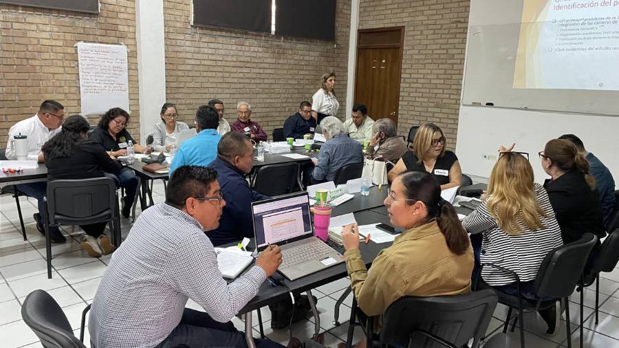Personal académico participó activamente en los talleres de análisis y actualización curricular.