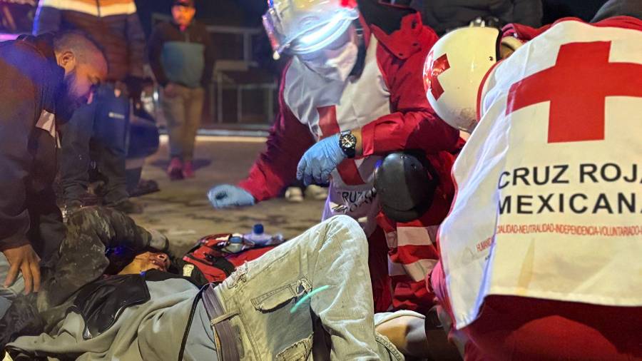 Paramédicos de la Cruz Roja brindaron los primeros auxilios al joven lesionado en el lugar del choque, antes de trasladarlo de urgencia al Hospital General debido a la gravedad de sus lesiones.